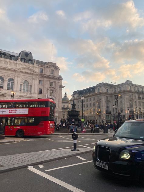 On Leicester square #londen #hotspot #travel #aesthetic #pintrest #love #photography #instagram #background #londen #leicestersquare #leicester Leicester Aesthetic, London Buses, London Vibes, London Dreams, London Living, London Boy, London Baby, London Summer, London Aesthetic