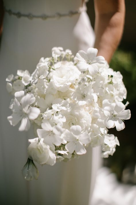 Simple White Floral Bouquet, Minimal White Bouquet, Minimal Bridal Bouquet, Simple White Bouquet, Minimal Modern Wedding, Jm Cellars, Minimal Bride, Modern Bridal Bouquets, Tulip Decor