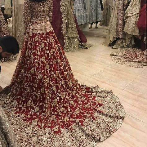 Bollywood Wedding Outfit, Tail Cut Dress, Wedding Outfit Pakistani, Pakistani Gown, Bridle Dress, Bridal Mehndi Dresses, Red Bridal Dress, Desi Wedding Dresses, Asian Bridal Dresses