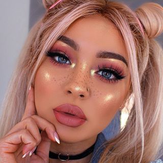 Sailor Moon Makeup, Moon Makeup, Beach Waves Hair Tutorial, Movie Makeup, Faux Freckles, Beach Wave Hair, Fall Makeup Looks, Fall Makeup, Gorgeous Makeup