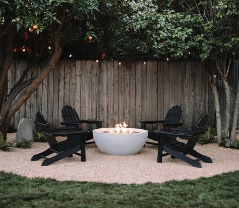 Outdoor Fire Pit Landscaping, Simple Fire Pit Area, Outdoor Patio Fire Pit Ideas, Outdoor Fire Pit Area Ideas, Courtyard Fire Pit, Gravel Fire Pit Area, Cozy Fire Pit Area, Kitchen Outside, Fire Pit Landscaping