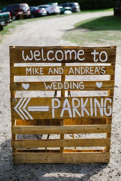 15 Pallet Sign Ideas For Your Wedding - Rustic Wedding Chic Wedding Parking, Unique Wedding Signs, Pallet Wedding, Rustic Farm Wedding, Rustic Wedding Signs, Lakeside Wedding, Lake Wedding, Wedding Pins, Rustic Chic Wedding