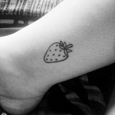 Strawberry Stick N Poke, Strawberry Stick And Poke, Strawberry Tattoo Outline, Small Strawberry Tattoo, Strawberry Tattoo Minimalist, Dumbest Tattoos, Grandma Tattoos, Rare Tattoos, Kiss Tattoos