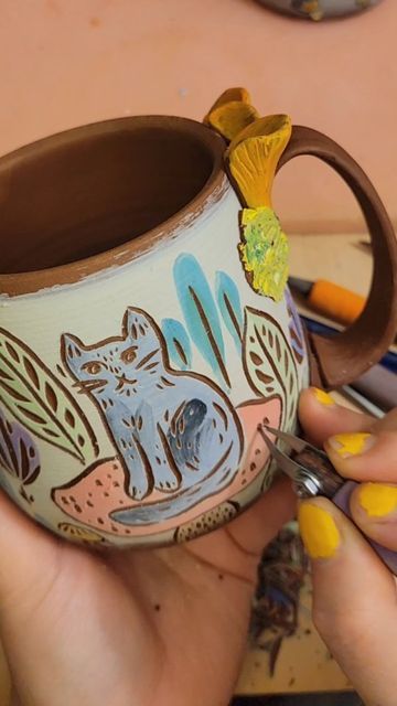 Underglaze On Terracotta, Pottery Underglaze Carving, Underglaze Carving, Ceramics Illustration, Clay Glazing Ideas, Underglaze Designs On Pottery, Mug Designs Ideas, Pottery Shapes Ideas, Ceramic Sgraffito