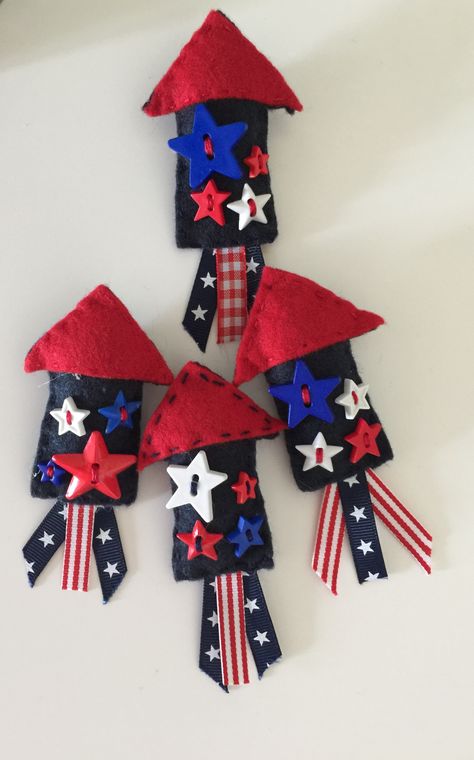 My Rocket pins for the 4th of July. They were fun to make using felt. Summer Felt Crafts, Patriotic Ornaments Diy, 4th Of July Sewing Projects, Diy Felt Flag, 4th Crafts For Kids, 4july Crafts For Kids, July 4th Crafts For Kids, 4th Of July Felt Crafts, Patriotic Felt Ornaments