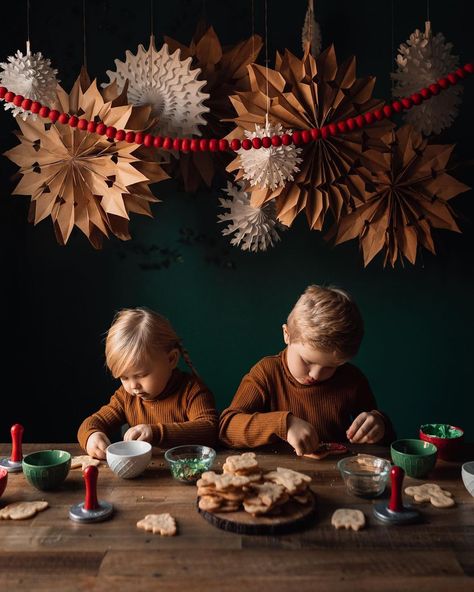 Moody Christmas Minis, Christmas Cookie Decorating Photoshoot, Christmas Cookie Mini Session, Christmas Decor Ideas Photostudio, Christmas Cookie Photo Shoot, Christmas Photo Set Up, Studio Christmas Mini Sessions, Winter Mini Sessions, Christmas Photography Ideas