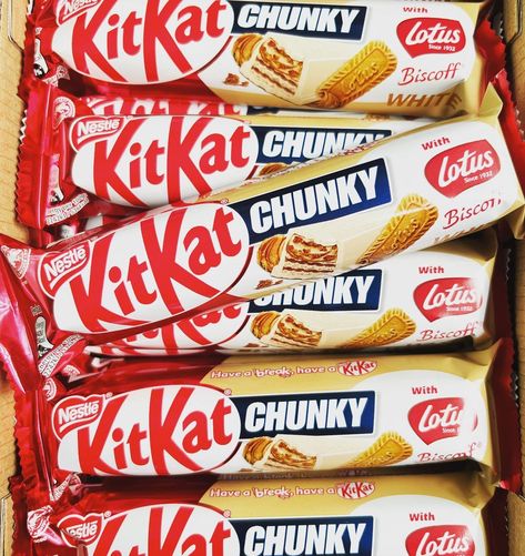 NOVIDADE ☺ KIT KAT CHUNKY BISCOFF 🤩Delicioso chocolate Kit Kat, com o maravilhoso biscoito biscoff e coberto com chocolate branco! Essa união de sabores ficou sensacional!  Quer saborear guloseimas importadas mais exóticas e incríveis do mundo??? 😍Só aqui na @emporio.karamellstore  💻 Compre pelo site: www.karamellstore.com.br  ❤ Frete grátis para todo o Brasil (*confira condições no site) 🏷 Cupom 4% OFF para seguidores (no perfil insta) 🇧🇷 Produtos pronta entrega no Brasil  #karamellstore #docesimportados #produtosimportados #emporioonline #kitkatchunkybiscoff #kitkatimportado Kit Kat, Ash