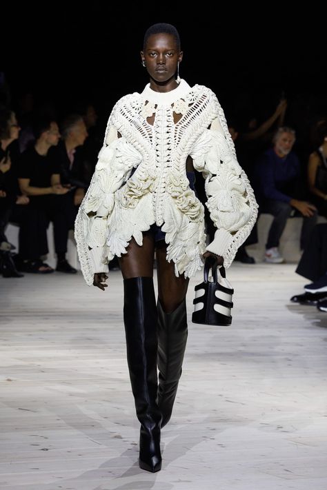 Alexander Mcqueen Fashion Show, Alexander Mcqueen Ready To Wear, Alexander Mcqueen Fashion, Sarah Burton, Mcqueen Fashion, Moda Paris, Spring Summer 2024, Primavera Estate, Fashion Week Spring