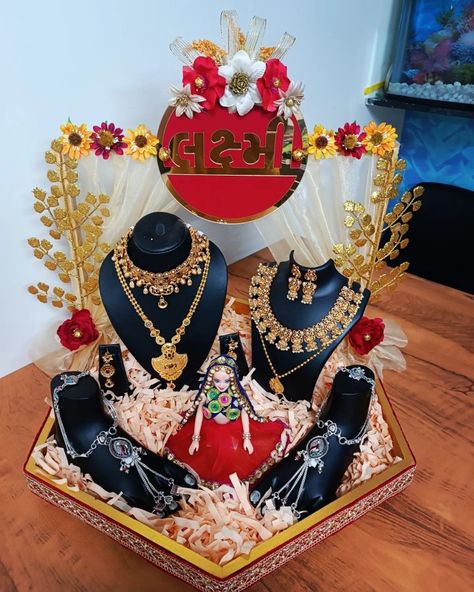 Mameru Decoration Chhab, Chab Decoration Wedding Ideas, Chab Decoration Engagement, Doll Decoration Ideas For Marriage, Sadi Decoration Ideas, Mamera Decoration Tray, Sadi Packing Ideas, Chhab Decoration Indian, Chaab Decoration Ideas Wedding