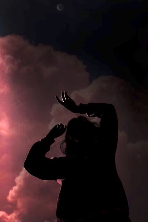 Silhouette portrait aesthetic space fantasy filter Runaway Arora, Runaway Wallpaper, Runaway Aurora, Aurora Runaway, Filter On Instagram, Shadow Wallpaper, Neon Photoshoot, Pink And Black Wallpaper, Sunset Girl