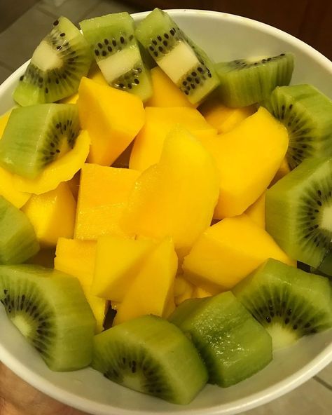 Jack Albritton on Instagram: “I enjoyed this combo yesterday so I thought I’d have it again today. Mangoes and kiwis go nicely together. 😋 #plantbssednutrition…” Mango Meals, Heath Food, Fruit Diet, Easy Healthy Meal Prep, Food L, Mango Coconut, Fruit Salad Recipes, Healthy Food Motivation, Food Displays