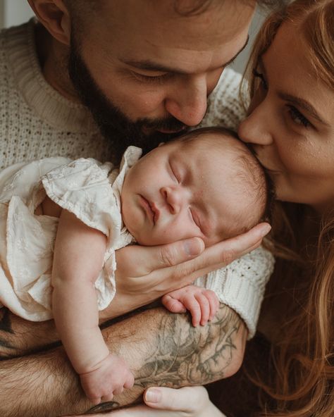 Documenting families in their newborn bubble is one of my favourite things about the job. Nothing better than a cosy in home newborn session through the winter. Gather your favourite blankets and all your loved ones. Let’s crate some magic. Winter Family Newborn Pictures, Newborn Lifestyle Shoot At Home, Newborn Photo With Parents, Lifestyle Newborn Photography Christmas, Lifestyle Newborn Photography Poses, Family Photography With Newborn, Newborn Baby Photoshoot At Home Ideas, Newborn Photoshoot Christmas, Lifestyle Newborn Photography Nursery