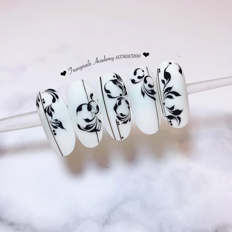 Filigree Nail Art, Venzelia Nails, Swirl Nail Art, Nail Art For Kids, Hard Gel Nails, Nail Drawing, Dot Nail Art, Nail Art Techniques, Goth Nails