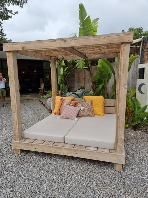 Day Bed Ideas Outdoor, Patio Daybed With Canopy, Diy Outdoor Bed Lounge, Diy Outdoor Bed, Outdoor Daybed Ideas, Cabana Ideas Backyard, Outside Bed, Day Bed Outdoor, Outdoor Lounge Bed