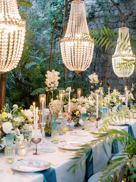 Charming wedding shoot in Sorrento inspired by "La Dolce Vita" via Magnolia Rouge Outdoor Wedding Reception Chandeliers, Timeless Wedding Reception Decor, Wedding Tablescapes Long, Winter Wedding Tablescapes, Sorrento Wedding, Tablescapes Wedding, Latin Wedding, Wedding Reception Signage, Egyptian Wedding