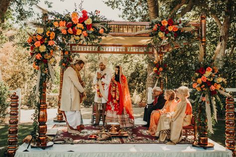 Couple Indian, Hindu Wedding Decorations, Southern California Style, Mandap Design, Hindu Wedding Ceremony, Hindu Ceremony, Mandap Decor, Indian Wedding Inspiration, Wedding Mandap