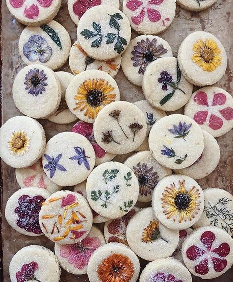 Cookies With Flowers, Pressed Cookies, Edible Flowers Recipes, Whipped Shortbread Cookies, Vegan Wedding Cake, Vegan Wedding, Shortbread Cookie Recipe, Shortbread Recipes, Wedding Dessert