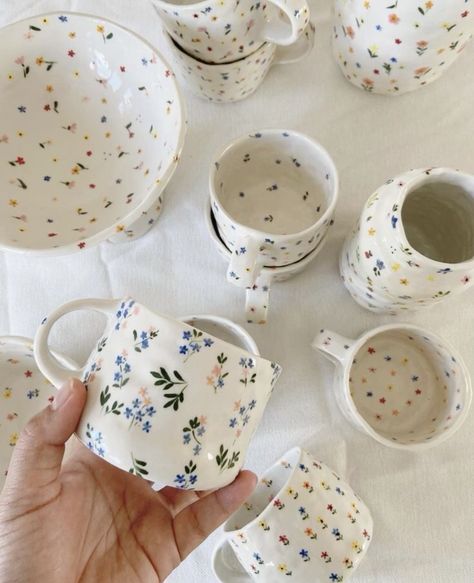 Cute pottery mugs Inspo #fyp #pottery #date #inspo #pinterest Soya Mumu, Diy Pottery Painting, Pottery Painting Designs, Tassen Design, Flower Cup, Keramik Design, Tea Milk, Pottery Crafts, Diy Pottery