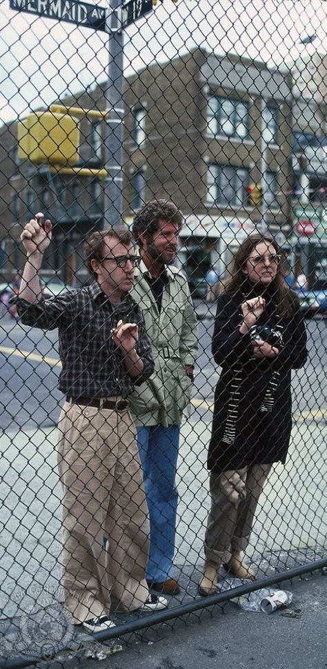 Woody Allen, Diane Keaton, and Tony Roberts in Annie Hall (1977) Diane Keaton Annie Hall, Annie Hall Style, Woody Allen Movies, Ernie Hudson, Annie Hall, Actor Studio, Diane Keaton, Movie Director, Woody Allen