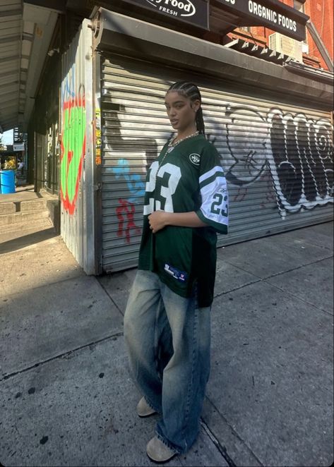 Pakaian Hipster, 90s Street Style, Street Style Outfits Casual, 90’s Outfits, Football Jersey Outfit, Streetwear Inspo, Oufits Casual, Jersey Outfit, 2000s Fashion Outfits