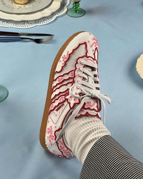 Le retour du Baroque et de sa démesure dans la création italienne Samba Adidas, Mode Shoes, Dr Shoes, Powerpuff Girl, Louise Bourgeois, Embroidered Napkins, Embroidered Shoes, Shoe Inspo, Swag Shoes