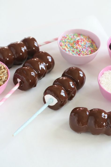 Marshmallows on a stick dipped in chocolate. #pastel Marshmallow Drink, Marshmallow Desserts, Cute Marshmallows, How To Make Marshmallows, Chocolate Dipped Fruit, Carnival Food, Chocolate Covered Marshmallows, Chocolate Sticks, Baking Chocolate