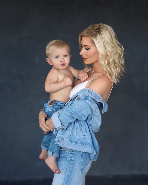 Mother's Day Gifts From Kids, Mothers Day Photoshoot, Mommy And Me Poses, Mommy Son Pictures, Mommy And Me Session, Mother Son Photos, Daughter Photo Ideas, Denim Photoshoot, Mother Baby Photography