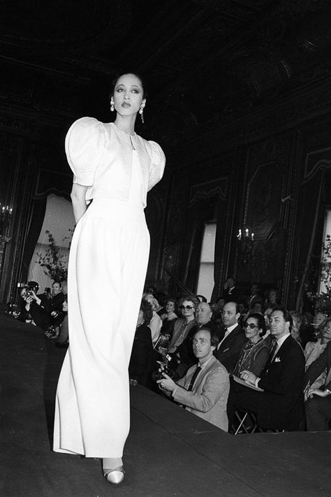 Carolina Herrera's debut runway show, 27 April 1981 Runway Show, Glamour Fashion, Carolina Herrera, Fashion History, Elegant Woman, Couture Fashion, Fashion Show, High Neck Dress, White Dress