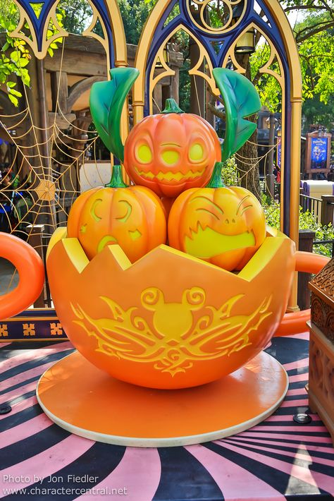 Disney Park Halloween, Disney In October, Monster Photo, Decorate Pumpkins, Halloween Time At Disneyland, Disney Fall, Lantau Island, Disney World Halloween, Disney Room