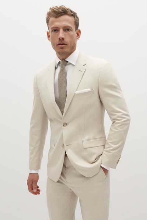 Play into the neutral-hued trend with this light tan suit, which feels especially perfect for early fall nuptials. It’s made of a stretchy fabric meant to keep you comfortable for hours, and the light color is sure to pair well with almost any wedding-day color palette. Tan Groomsmen Suits, Tan Groomsmen, Tan Suit Jacket, Groomsmen Style, Cream Suit, Suit Man, Grey Suit Jacket, Tan Suit, Blazer Men