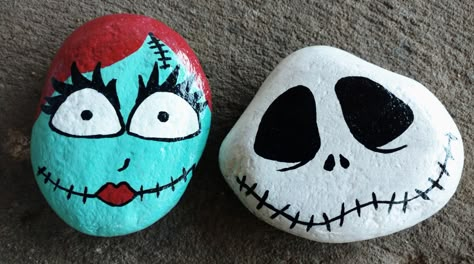 Jack And Sally Rock Painting, Scary Halloween Rock Painting Ideas, Painting Rocks Ideas Halloween, Jack And Sally Painted Rocks, Sally Rock Painting, Halloween Rock Paintings, Jack Skellington Rock Painting, Painted Rocks Halloween Ideas, Rock Painting Halloween Ideas