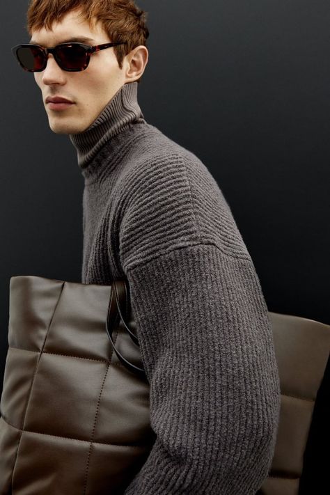 Zara Knitwear Winter 2023 Men 017 Ribbed Sweaters, Harry Lambert, Zara Models, Zara Winter, Zara Knitwear, Campaign Fashion, Ski Fashion, Fashion Sketchbook, Classic Sunglasses