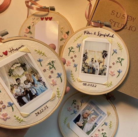 Poloroid Holder Embroidery, Embroidery Photo Hoop, Cute Embroidery Gift Ideas, Bridesmaid Embroidery Gifts, Embroidery To Sell Ideas, Simple Embroidery Gifts, Embroidery With Photo, Embroidered Picture Frame, Polaroid Embroidery Frame