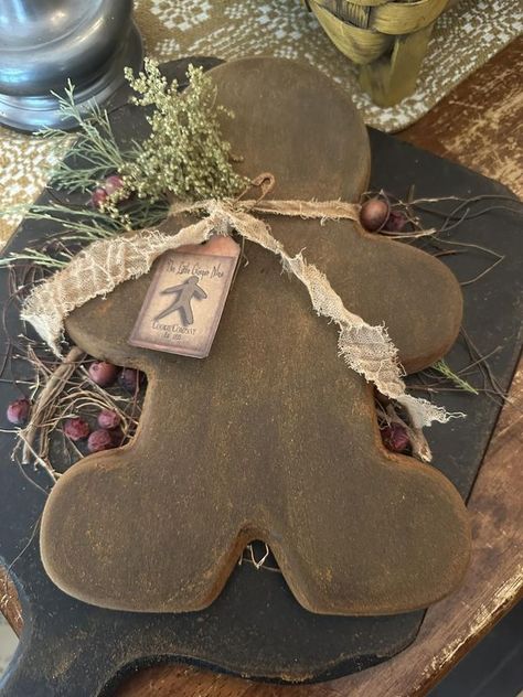 Linda’s Salvaged Sweet Pickin’s Sweet Annie, Gingerbread Crafts, Bottle Brush Christmas Trees, Country Christmas Decorations, Christmas Signs Wood, Primitive Crafts, Gingerbread Men, Primitive Christmas, Christmas Wood