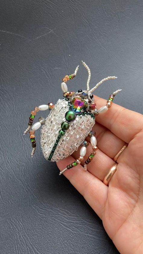 How To Embroider With Beads, Beaded Brooch Tutorial, Handmade Brooches Ideas, Beaded Broches, Broches Jewelry, Beaded Bugs, Bug Jewelry, Bug Brooch, Insect Brooch