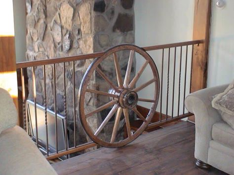 Porch Step Railing, Wagon Wheel Decor, Porch Railing Designs, Antique Farmhouse Decor, Decor Western, Wheel Decor, Diy Porch, Deck Railing, Porch Steps