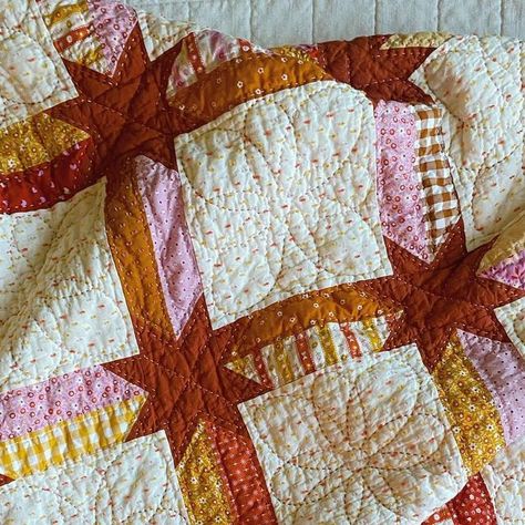 Patchwork Quilts Aesthetic, Small Quilt Projects Gift Ideas, Green And Orange Quilt, Simple Quilt Patterns For Beginners, Patchwork Cushions Ideas, Quilting Aesthetic, Quilt Squares Ideas, Sewing Christmas Projects, 9 Block Quilt