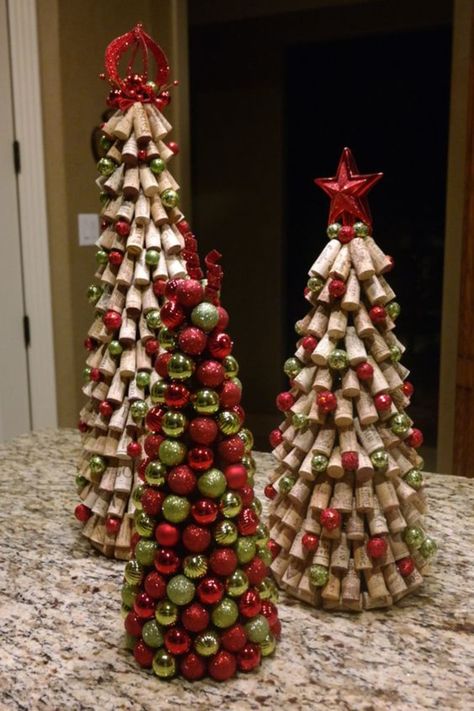 How To Make A Wine Cork Christmas Tree, Wine Cork Christmas Trees, Wine Bottle Christmas Tree, Christmas Decorations On A Budget, Simple Christmas Tree Decorations, Unusual Christmas Ornaments, Creative Christmas Decorations, Cork Christmas Tree, Wine Cork Christmas