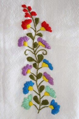 Here's the completed piece, based on the free embroidery pattern above.  If you look carefully, you can see where the "stem" and "back" stitches have been used to create a textured, three-dimensional effect. Bouquet Embroidery, Mexican Pattern, Daisy Stitch, Mexican Embroidery, Mexican Dress, Floral Embroidery Patterns, Embroidery Transfers, Embroidery Patterns Vintage, Authentic Mexican