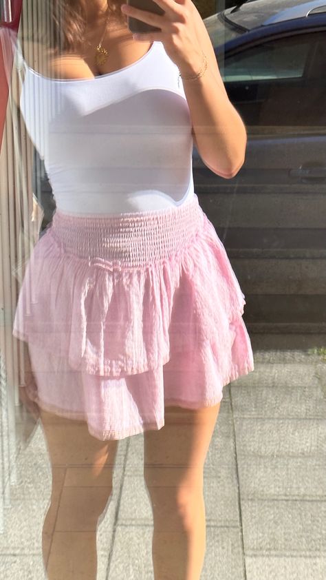 Simple Outfit Ideas For School, Pink Mini Skirt Outfit, Pink Girly Outfits, Pink Summer Outfits, Pink Skirt Outfits, White Summer Outfits, Cute Summer Outfit, Summer Uniform, Rock Outfits