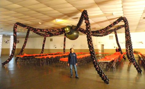 Wouldn't this be fabulous on the dance floor at a Halloween Party? Haunted Dance Party, Halloween Dance Ideas School, Fall Themed Homecoming, Halloween Dance Ideas, School Halloween Dance, Halloween Dance Decorations, School Dance Decorations, Spider Balloon, Halloween Elementary