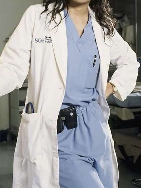 Outfits For Med School, Aesthetic Doctor Outfit, Medschool Outfit, Nursing Students Outfit, Nurse Aesthetic Outfit, Surgeon Aesthetic Female, Doctor Coat Aesthetic, Doctor Aesthetic Outfit, Doctor Girl Aesthetic