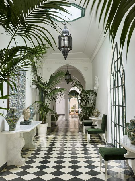 British Colonial Decor, Colonial Interior, Country House Interior, Colonial Decor, Patio Interior, English Country House, Moroccan Design, Beautiful Hotels, Colonial Style