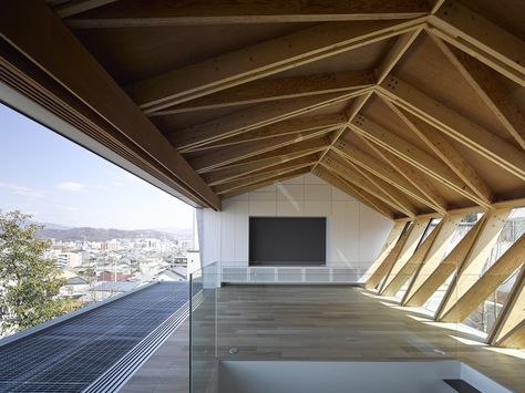 Very interesting structure. Wrap House / APOLLO Architects & Associates. Timber Truss, Timber Architecture, Wooden Architecture, Wood Architecture, Roof Trusses, Timber Structure, Roof Structure, Structure Architecture, Wooden Beams