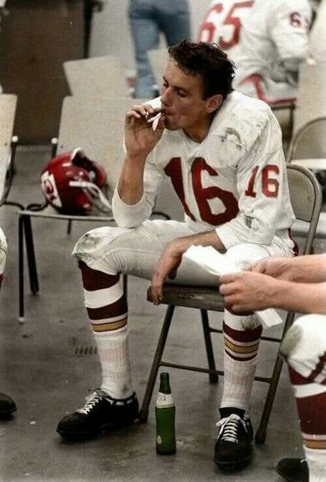 Len Dawson smoking a cigarette at halftime of Super Bowl I (1967) Len Dawson, American Football League, Nfl Football Players, Nfl Photos, Kansas City Chiefs Football, Chiefs Football, Nfl History, American Football Players, Sports Wallpapers