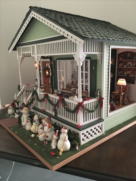 Dollhouse Miniature Mary Engelbreit Christmas Christmas Dollhouse Exterior, Dollhouse Themes, Dollhouse Holiday, Christmas Dollhouse, Christmas Shadow Boxes, Christmas Houses, Dollhouse Christmas, Christmas Village Houses, Doll House Crafts