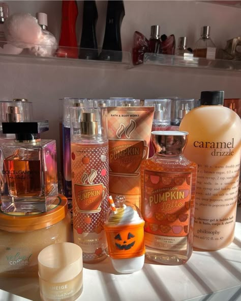 Halloween Shower Routine, Scent Combos Hygiene Fall, Fall Hygiene Products, Body Hygiene Products Aesthetic, Bath And Body Works Fall Scents, Fall Shower Routine, Fall Body Care, Christmas Hand Painted, Bath & Body Works