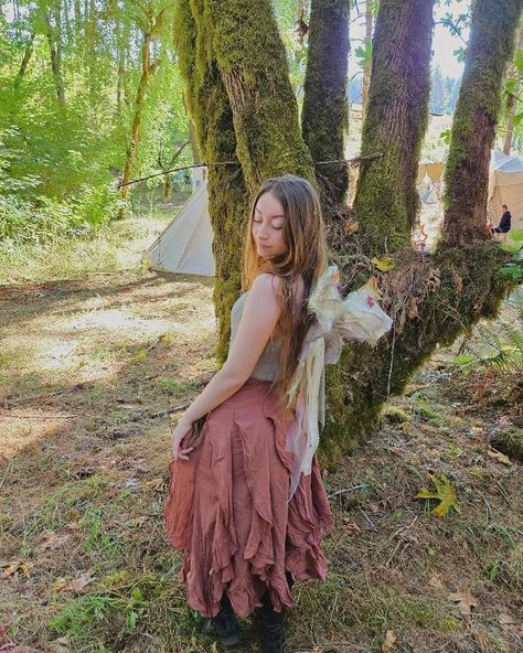 A girl with iridescent fair wings and a brown skirt with folds like leaves stands next to a mossy tree at the renaissance faire Fairy Ren Faire, Ren Faire Fairy, Moss Fairy, Fair Costume, Pnw Oregon, Brown Skirt, Brown Skirts, Fairy Wings, Oregon