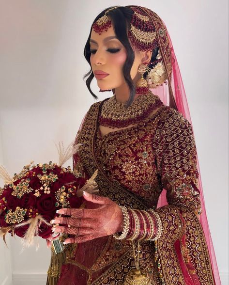 Desi Wedding Bride, Wedding Ruins, Bangladeshi Aesthetic, Bengali Wedding Dress, Baraat Dress, Nikkah Ideas, Shaadi Dresses, Qabool Hai, Bengali Beauty