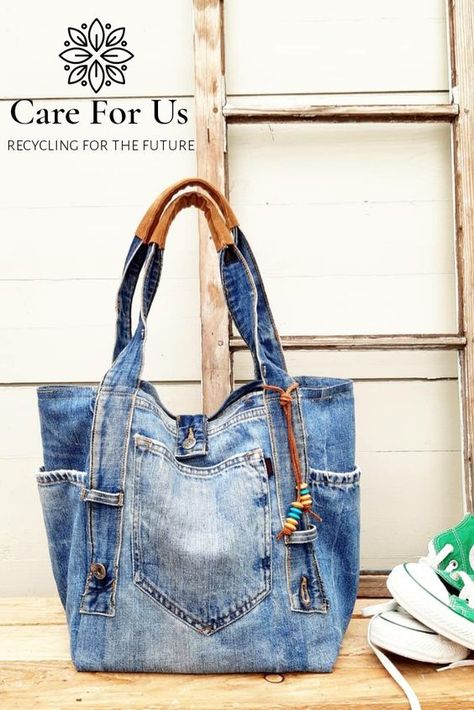 Jeans shopper with leather handle #recycledenim #recycleddenimbags #recycleddenimbagsdiy #recycledenimjeansideas Diy Jean Bag, Återvinna Jeans, Diy Bags Jeans, Recycled Jeans Bag, Sac Tote Bag, Denim Bag Patterns, Denim Bag Diy, Jean Purses, Denim Bags